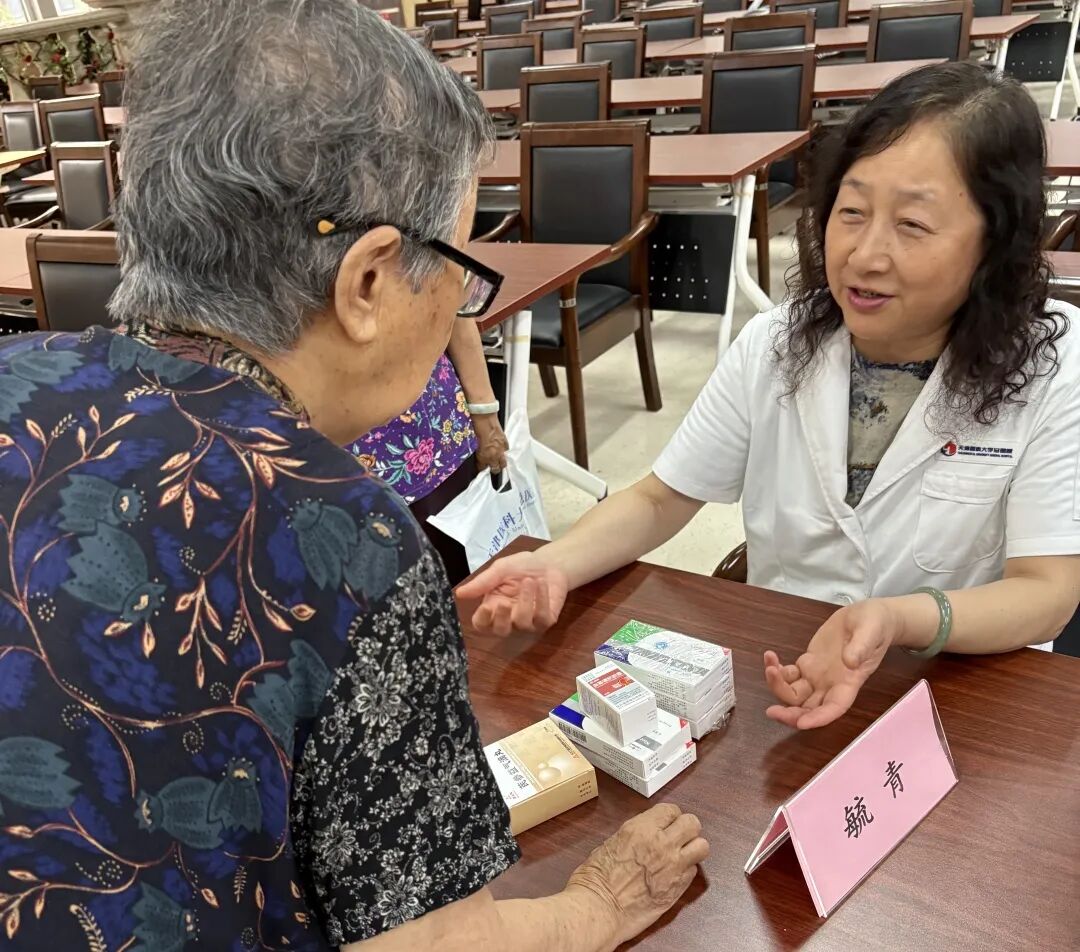 毓青教授为第三老年公寓老人答疑
